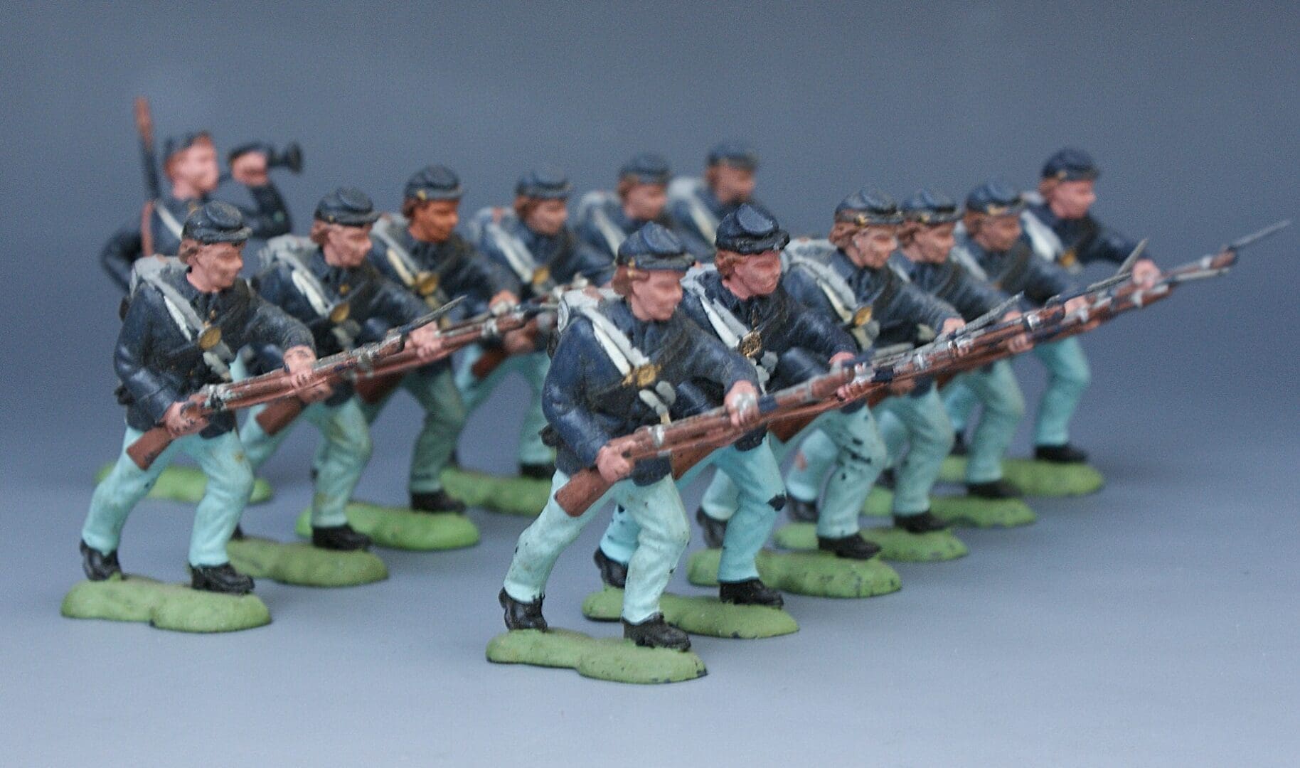 Herald ACW Squad of Federal Forces Charging + Bugler