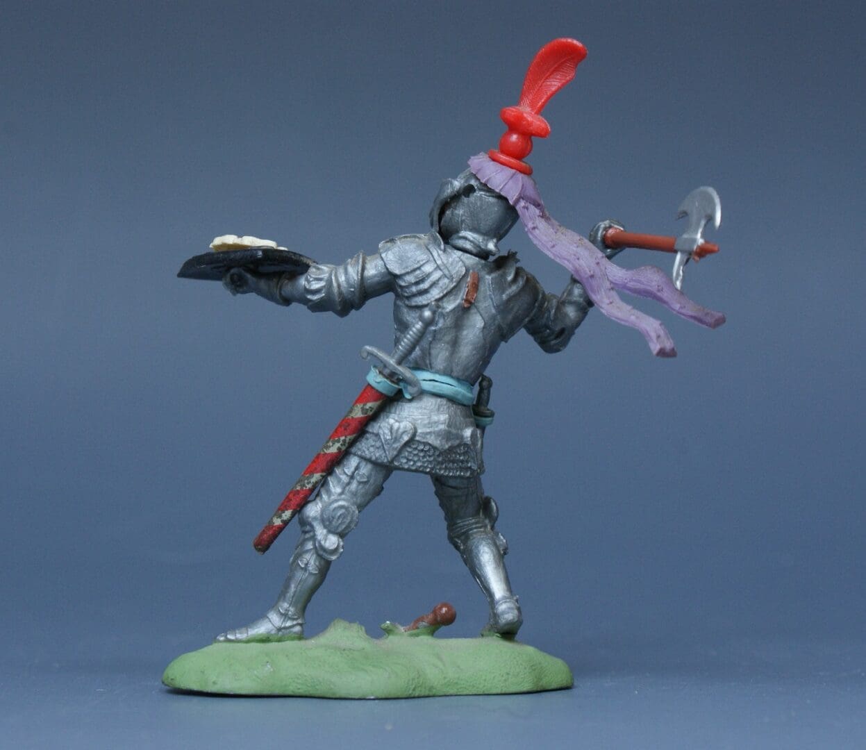 Swoppet C15th Knight with Axe - Red Plume of Feathers Crest - Image 2