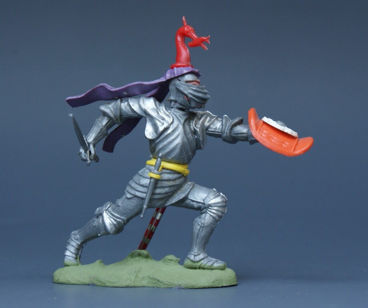 Swoppet C15th Knight Attacking with Sword (Red Heron Crest)