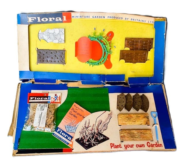 SOLD Herald Floral Garden Early Folding Box Set