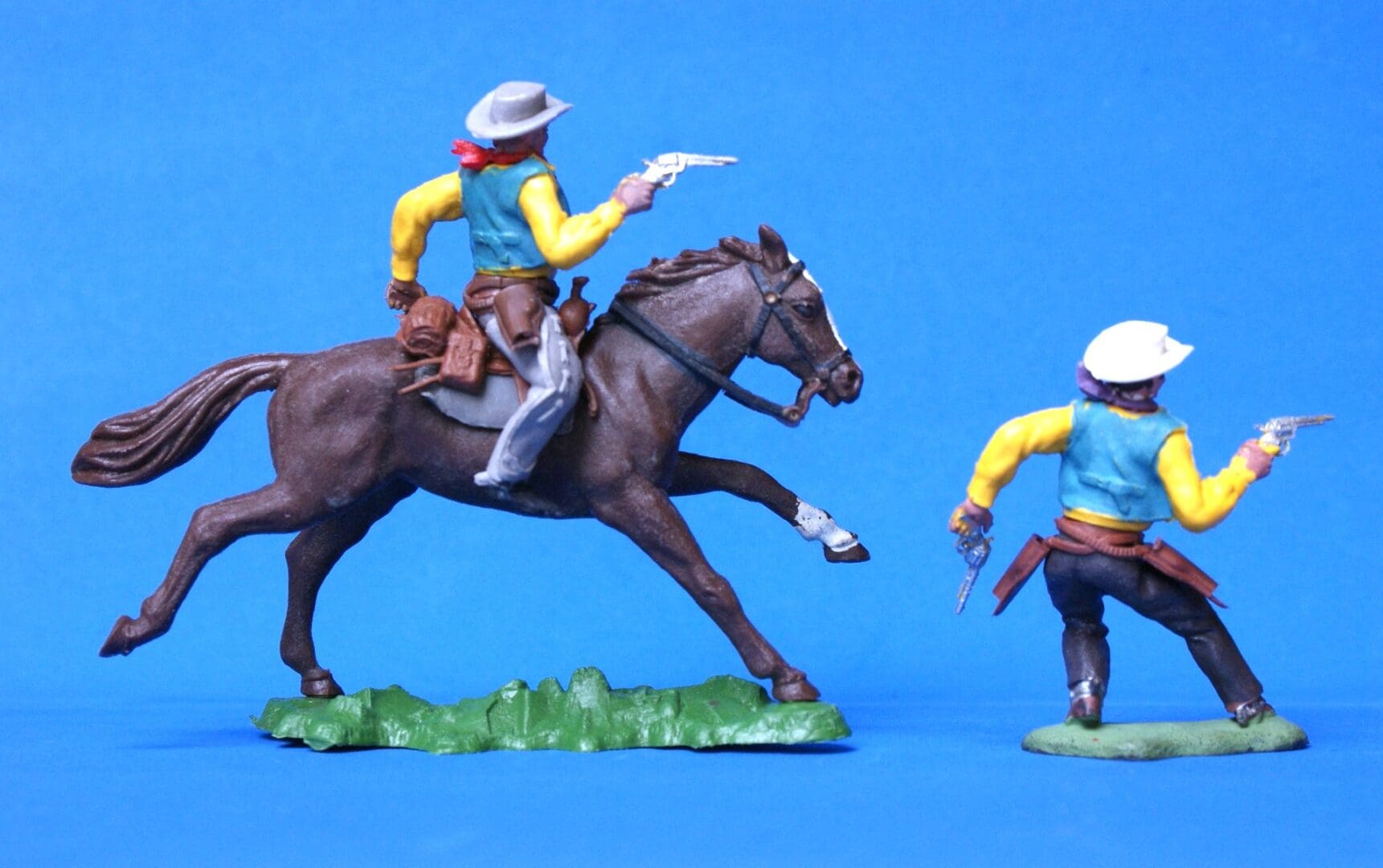 Herald Swoppet Two-Gun Cowboys - Mounted & On Foot - Image 3