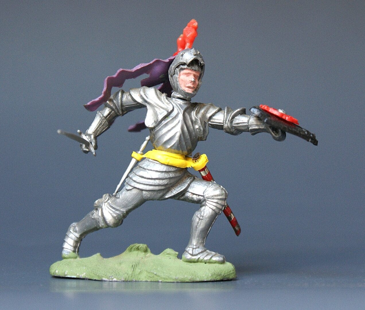 Swoppet C15th Knight Attacking with Sword (Red Lion Crest)