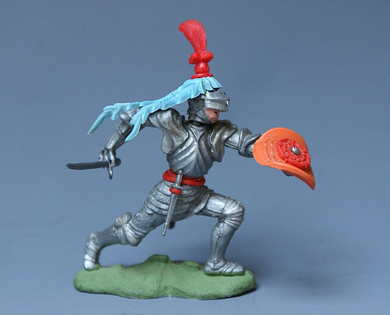 Swoppet C15th Knight Attacking with Sword (Red Plume Crest)