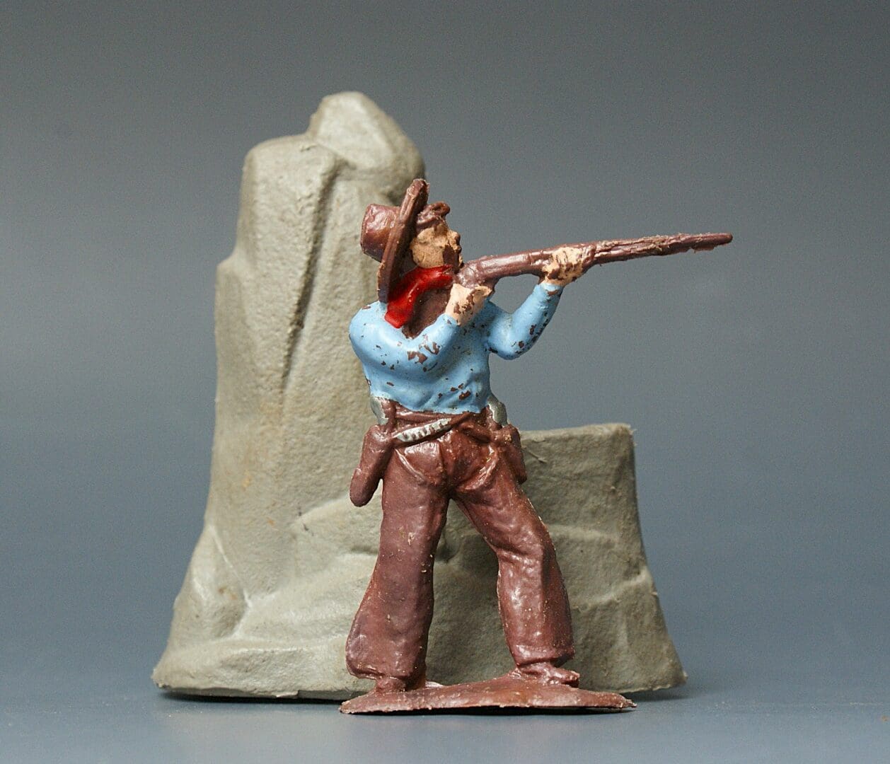 Gemodels SCARCE 50mm Cowboy Firing Rifle with Scenic Rock