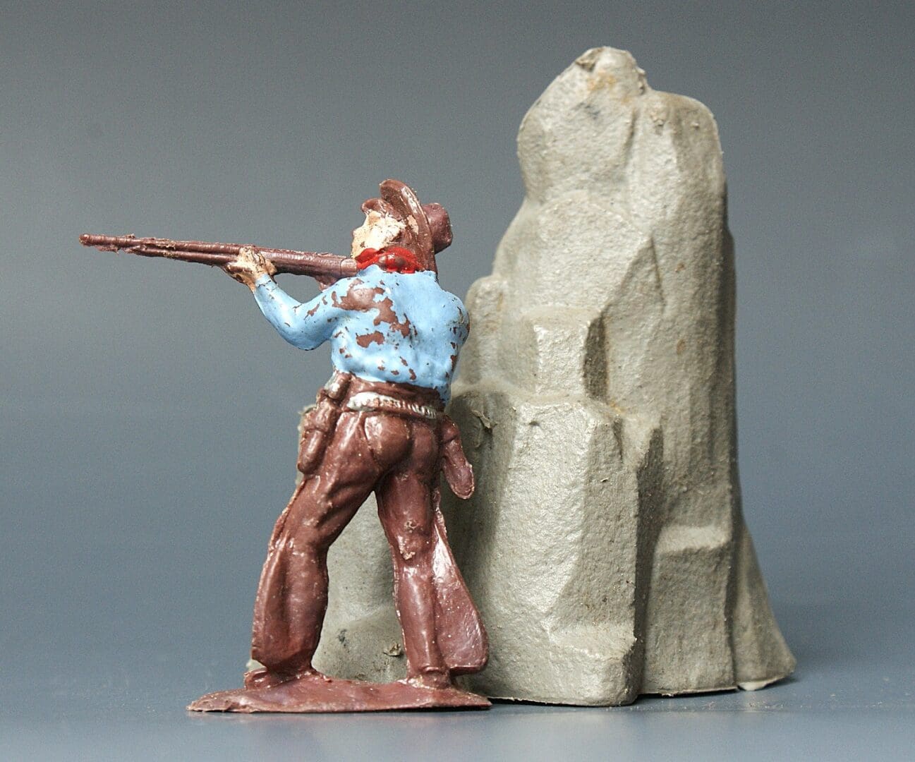 Gemodels SCARCE 50mm Cowboy Firing Rifle with Scenic Rock - Image 2