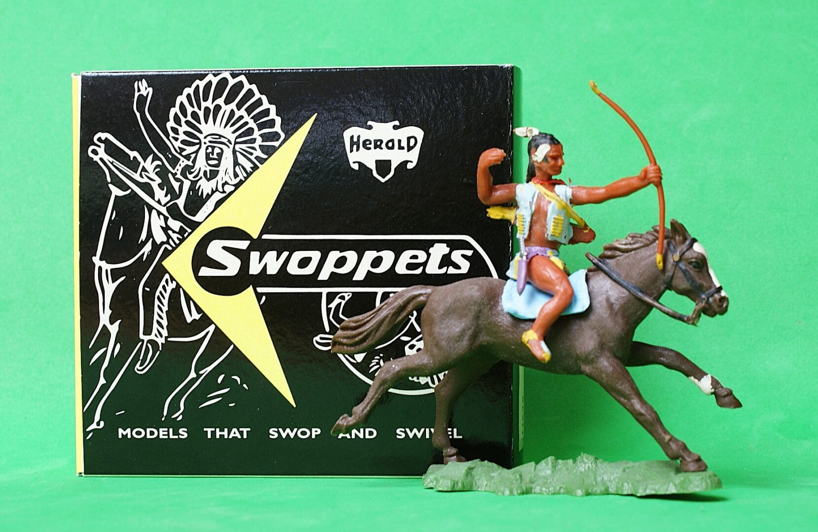 Herald Swoppet Mounted Indian with Bow (BROWN Horse)
