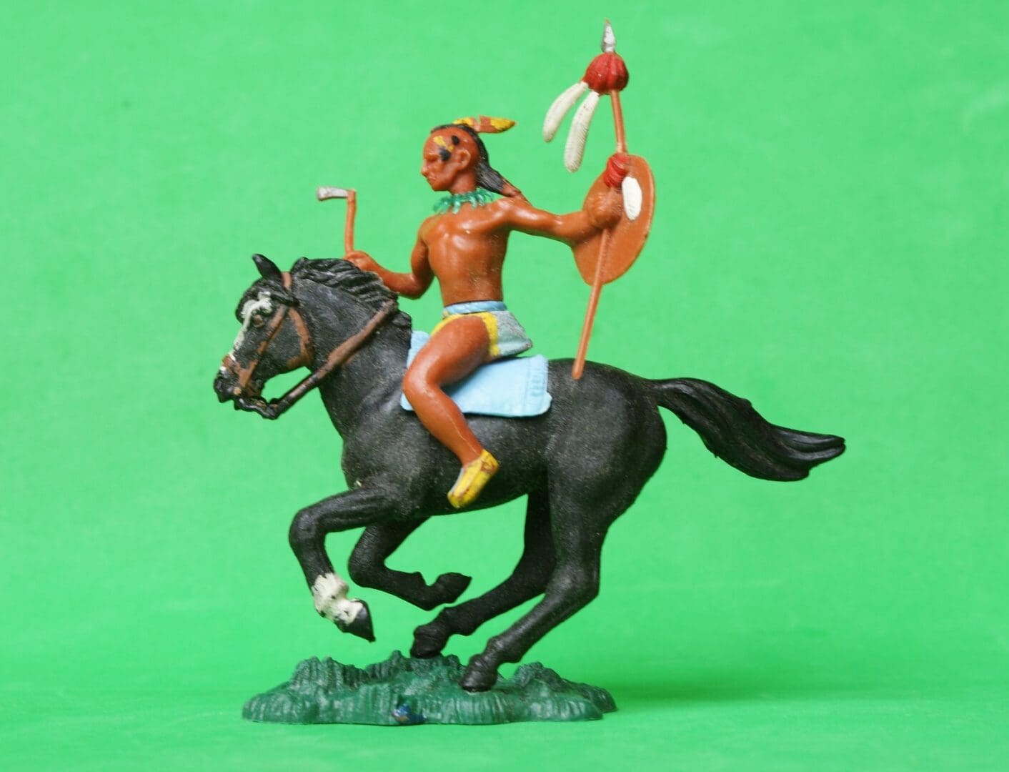 Herald Swoppet Mounted Indian Brave with Tomahawk - Image 3
