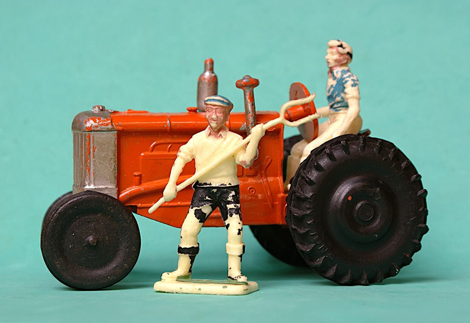 Crescent Farm Tractor with CREAM Plastic Driver - 1960 Issue