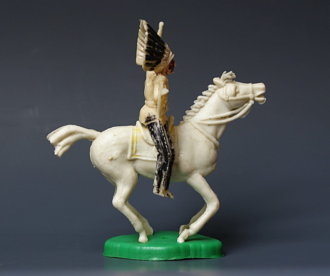 Cherilea 54mm Mounted Indian with Lance & Shield - Image 2